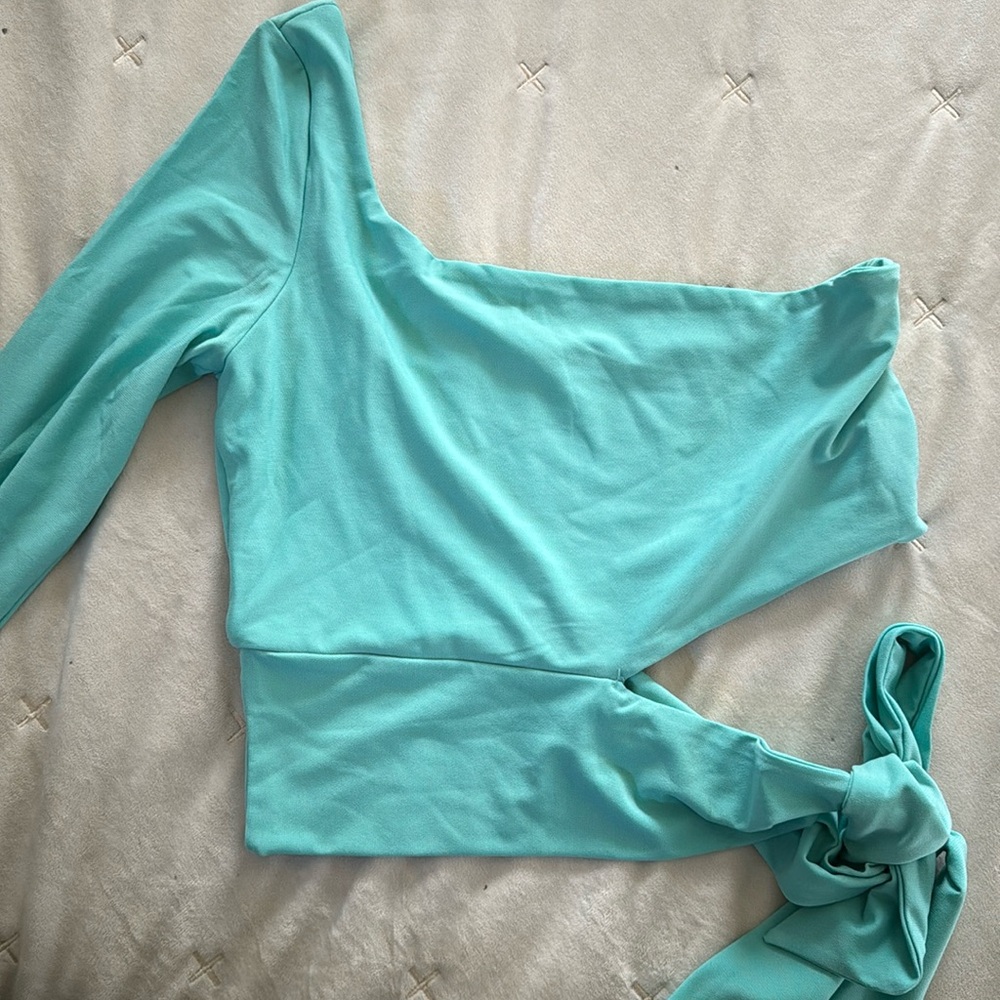 Off the shoulder long sleeve crop top